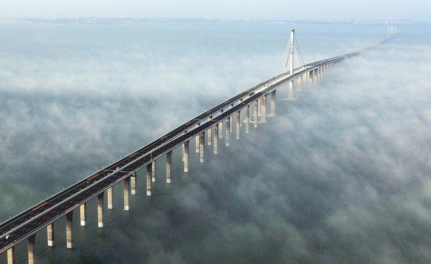 A ponte sobre o mar mais longa do mundo, que atravessa a baía de Jiaozhou, da cidade de Qingdao, na província chinesa de Shandong.