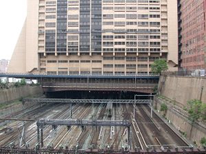 Peen Station, em Manhatan, é um dos exemplos usados pelo governo paulista para defender a construção de prédios habitacionais sobre estações de trem e metrô