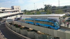 BRT TransCarioca, chegando ao aeroporto do Galeão.