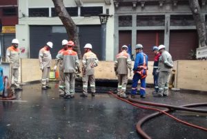 Equipes da Light trabalham no local da explosão de bueiro, no centro do RioPaulo Virgílio/ Agência Brasil