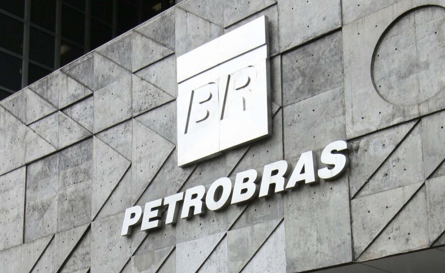 RJ - MOVIMENTAÇÃO/PETROBRAS - GERAL - Movimentação em frente ao prédio da Petrobras localizado na Avenida Republica do Chile, n° 65, no centro do Rio de Janeiro, na manhã desta terça-feira (01). 01/04/2014 - Foto: ALE SILVA/FUTURA PRESS/FUTURA PRESS/ESTADÃO CONTEÚDO