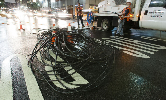 1200px-Stealth_Fiber_Crew_installing_fiber_cable_underneath_the_streets_of_Manhattan