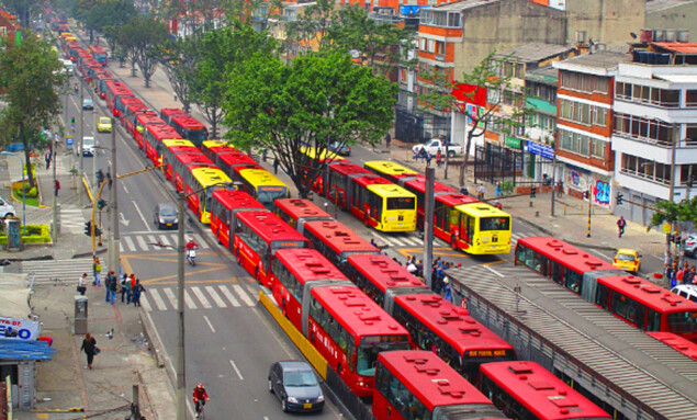 longas-filas-sao-cada-vez-mais-comuns-no-transmilenio1