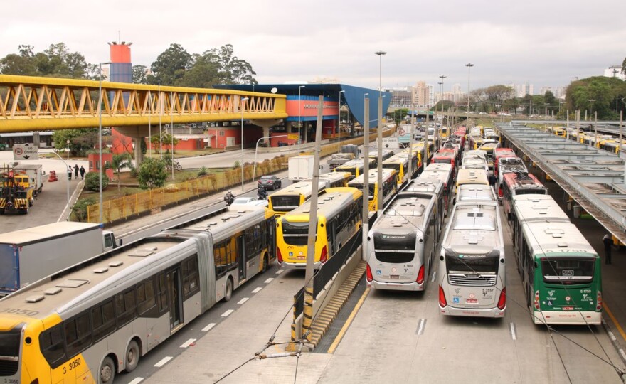 Ônibus estacionados no terminal Parque Dom Pedro II, durante a paralisação dos motoristas e cobradores de ônibus na capital paulista