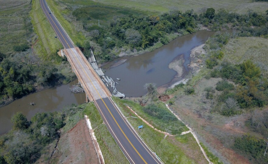 Ponte sobre o Rio Santo Antônio, reconstruída pelo Estado, ganhou urbanização no entorno e 1,6 km de asfalto na MS-382, sentido Cabeceira do Apa