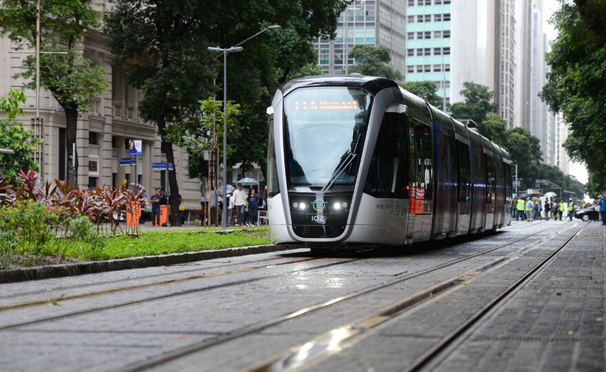 Rio de Janeiro - Viagem inaugural do Veículo Leve sobre Trilhos (VLT) Carioca, no centro da cidade (foto: Fernando Frazão/Agência Brasil)