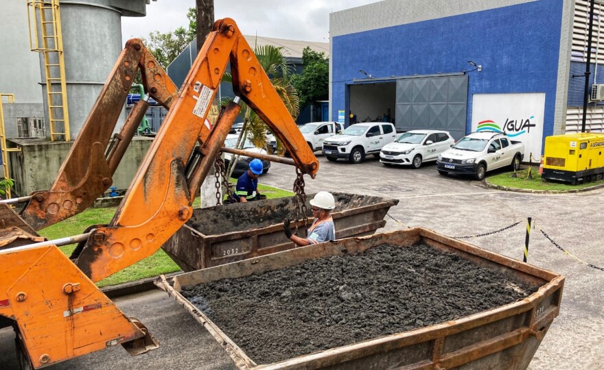 Lodo é transformado em adubo em compostagem (foto: divulgação Iguá).