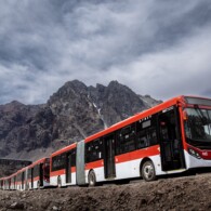 Os veículos seguiram em comboio atravessando os Andes pela famosa estrada de "Los Caracoles" (foto: divulgação Volvo).