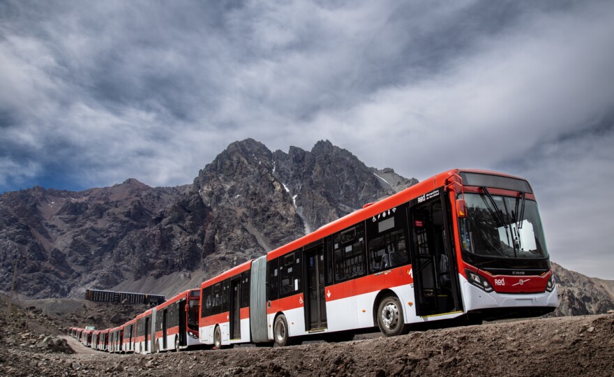 Os veículos seguiram em comboio atravessando os Andes pela famosa estrada de "Los Caracoles" (foto: divulgação Volvo).