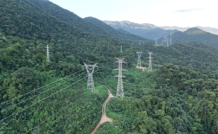 Linha de transmissão da ISA CTEEP construída na Serra do Mar (foto: divulgação).