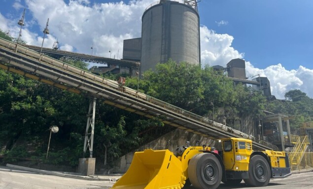 Veículo zero carbono foi apresentado nesta terça-feira a equipes técnicas, antes de ser levado ao subsolo, onde iniciará a operação