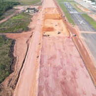 Obras da nova pista do Aeroporto de Macaé (RJ), que rendeu à CBM destaque no prêmio Inova (foto: Infra / Divulgação).