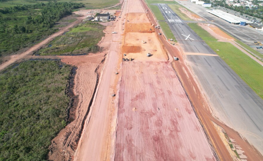 Obras da nova pista do Aeroporto de Macaé (RJ), que rendeu à CBM destaque no prêmio Inova (foto: Infra / Divulgação).