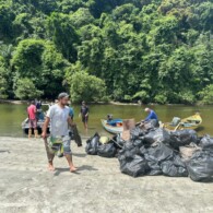 Pescadores trabalham para coletar lixo no litoral de São Paulo (foto: divulgação).