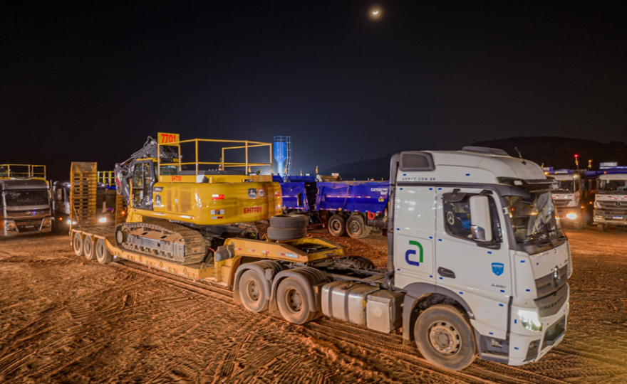 Caminhões da Armac atuam no transporte de equipamentos para operação em Parauapebas (foto: divulgação).