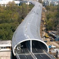 O túnel construído na ponte Zhanxi, próximo ao zoológico de Pequim, evita a dispersão do barulho do tráfego e é um dos ícones da construção rodoviária da China na última década.