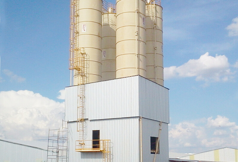 Silos implantados em Cravinhos (SP) em uma das unidades Parex Group. Foto: divulgação RCO