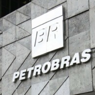 RJ - MOVIMENTAÇÃO/PETROBRAS - GERAL - Movimentação em frente ao prédio da Petrobras localizado na Avenida Republica do Chile, n° 65, no centro do Rio de Janeiro, na manhã desta terça-feira (01). 01/04/2014 - Foto: ALE SILVA/FUTURA PRESS/FUTURA PRESS/ESTADÃO CONTEÚDO