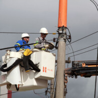 Uma operação para a retirada de postes clandestinos que sustentam fios e cabos de telefonia, TV e internet teve início na manhã desta quarta-fera (02) na Avenida Visconde de Guarapuava, na região central de Curitiba.
Curitiba, 02/04/2014
Foto:Cesar Brustolin/SMCS