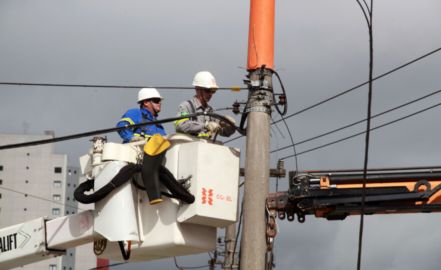 Uma operação para a retirada de postes clandestinos que sustentam fios e cabos de telefonia, TV e internet teve início na manhã desta quarta-fera (02) na Avenida Visconde de Guarapuava, na região central de Curitiba.
Curitiba, 02/04/2014
Foto:Cesar Brustolin/SMCS