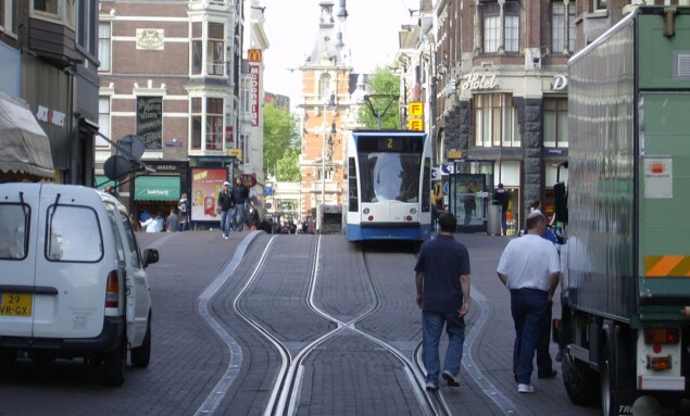 1200px-Leidsestraat_met_tram