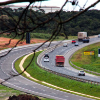 A obra do Contorno de Campo Largo (BR 277), na região Metropolitana de Curitiba, está com 80% dos serviços concluídos. Além da duplicação dos 11 quilômetros, estão sendo construídos duas trincheiras, uma ponte, um viaduto (já entregue) e ampliados outros dois viadutos. A obra é uma parceria do Governo do Paraná com a concessionária RodoNorte, que está investindo R$ 70 milhões. 
Foto: Jorge Woll/DER