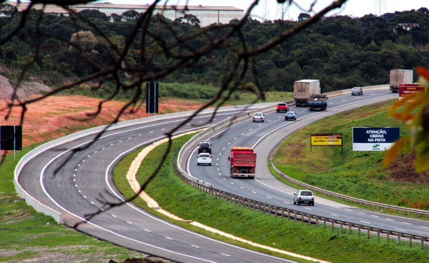 A obra do Contorno de Campo Largo (BR 277), na região Metropolitana de Curitiba, está com 80% dos serviços concluídos. Além da duplicação dos 11 quilômetros, estão sendo construídos duas trincheiras, uma ponte, um viaduto (já entregue) e ampliados outros dois viadutos. A obra é uma parceria do Governo do Paraná com a concessionária RodoNorte, que está investindo R$ 70 milhões. 
Foto: Jorge Woll/DER