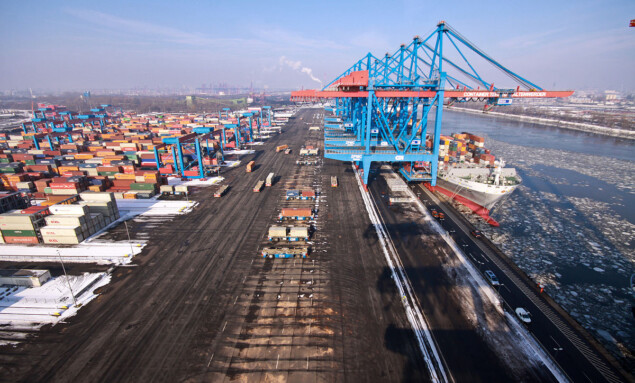 1200px-HHLA_Container_Terminal_Altenwerder_(CTA)_in_Hamburg_-_Winter_2010_-_05