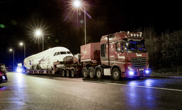 Spektakulärer Airbus-Transport mit einer Mercedes-Benz Actros 4163 SLT SchwerlastzugmaschineSpectacular Airbus transport with a Mercedes-Benz Actros 4163 SLT heavy-haulage tractor unit