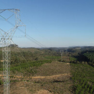 A Copel colocou em operação neste domingo (28) a nova linha de transmissão de energia que conecta as subestações Curitiba Leste (PR) e Blumenau (SC).  -  Foto"Divulgação Copel