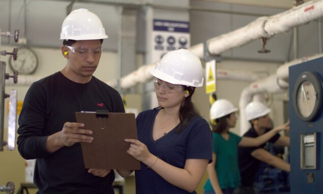 1200px-Industrial_Engineer_Working (1)