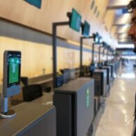 Passageiro realizando check in no Floripa Airport. (Foto: divulgação).