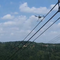 Drone içando cabos em operação na rede da ISA CTEEP (foto: divulgação).