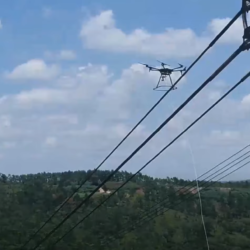 Drone içando cabos em operação na rede da ISA CTEEP (foto: divulgação).