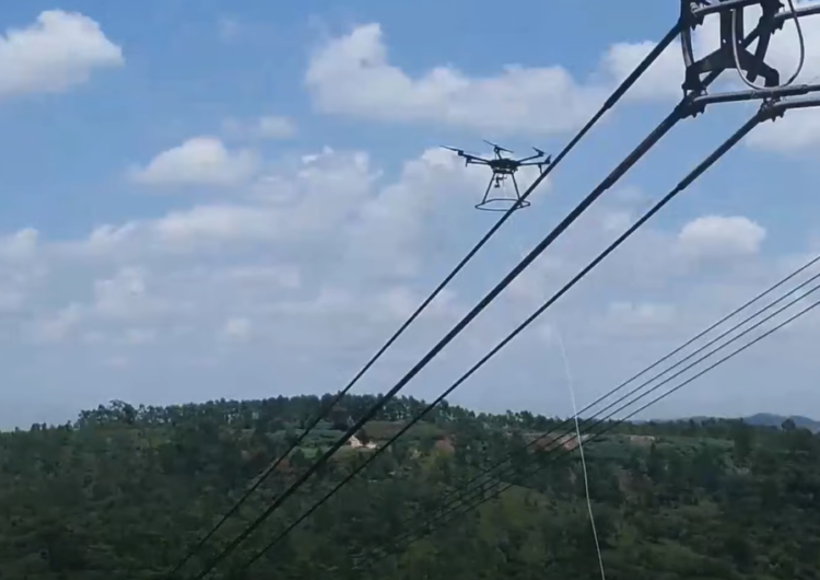 Drone içando cabos em operação na rede da ISA CTEEP (foto: divulgação).