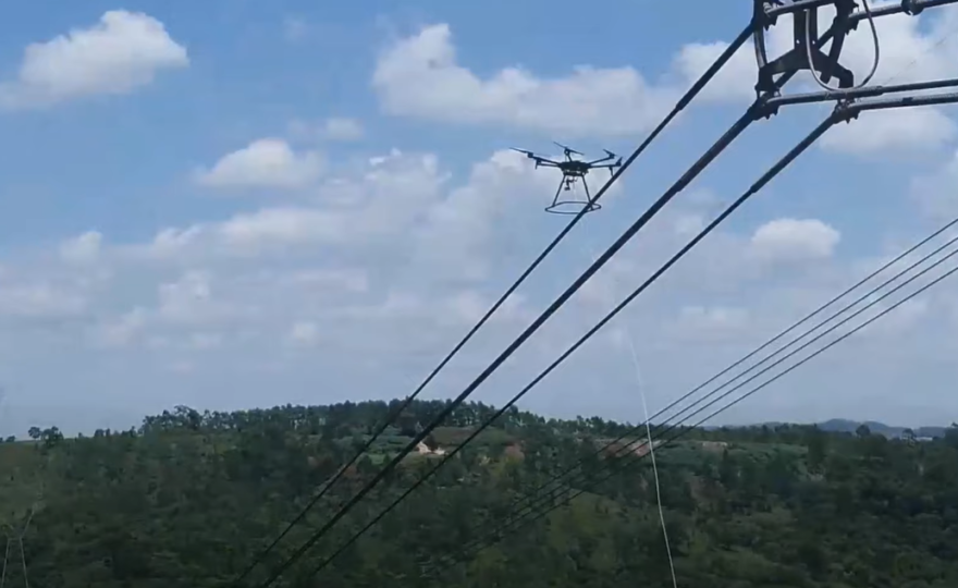 Drone içando cabos em operação na rede da ISA CTEEP (foto: divulgação).