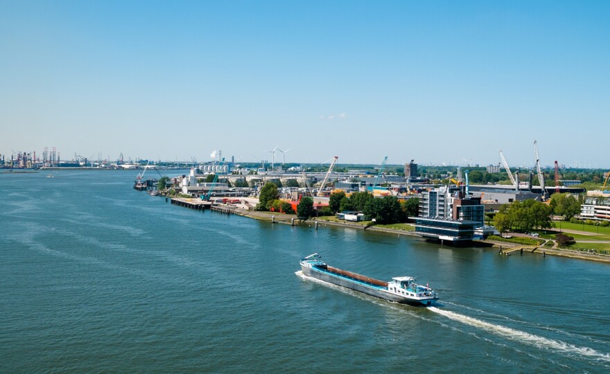 Porto de Rotterdam, na Holanda (foto: Pixabay).