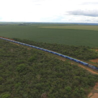 Foto aérea da locomotiva da Rumo com 120 vagões (foto: divulgação).