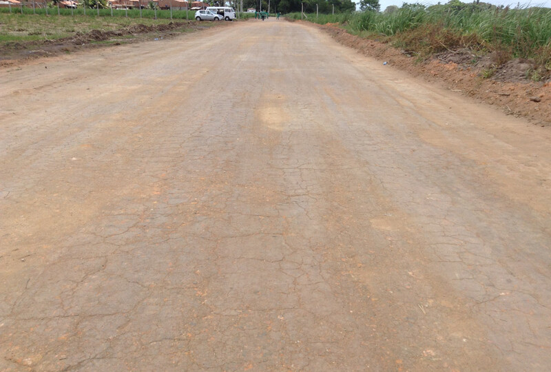 Estrada de terra após aplicação do polímero pela ViaEncosta (foto: reprodução site).