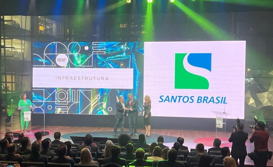 O diretor comercial da Santos Brasil, Ricardo Buteri, recebeu o prêmio (foto: divulgação).