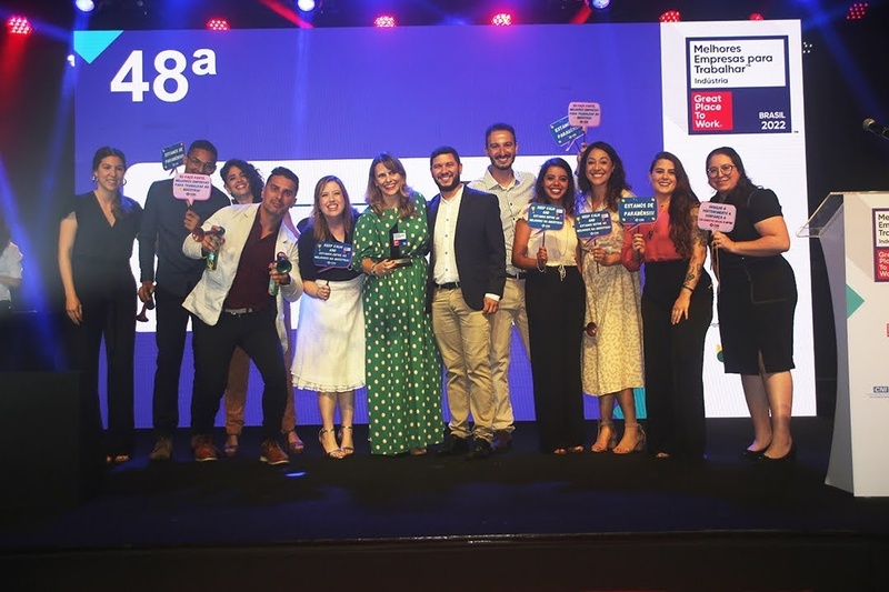 Equipe da CSN Cimentos recebendo o prêmio da GPTW (foto: divulgação).