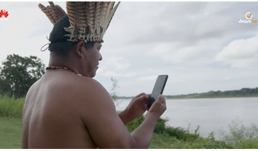 Anilton Tuchaua, líder da etnia Kokama, diz que a internet é benéfica para sua comunidade (foto: divulgação Huawei).