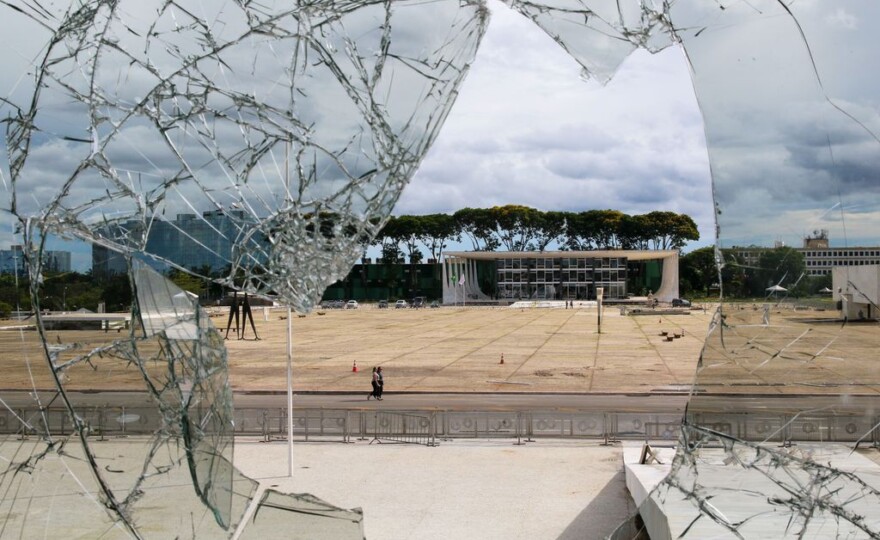 Janelas danificadas no Palácio do Planalto após atos terroristas no ultimo domingo (foto: Fabio Rodrigues-Pozzebom/ Agência Brasil).