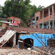 Casas destruídas em deslizamentos na Barra do Sahy após tempestades no litoral norte de São Paulo (foto: Rovena Rosa/Agência Brasil).