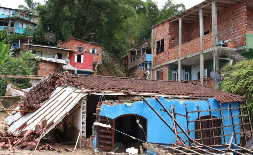 Casas destruídas em deslizamentos na Barra do Sahy após tempestades no litoral norte de São Paulo (foto: Rovena Rosa/Agência Brasil).