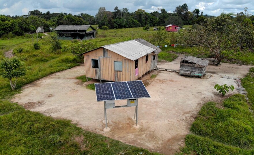 Painel fotovoltaico da Intelbras instalado em uma das comunidades (foto: divulgação).