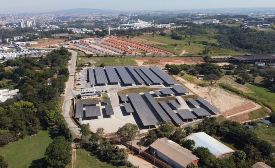 Usina solar no modelo carport instalada em Sorocaba (SP) (foto: divulgação).