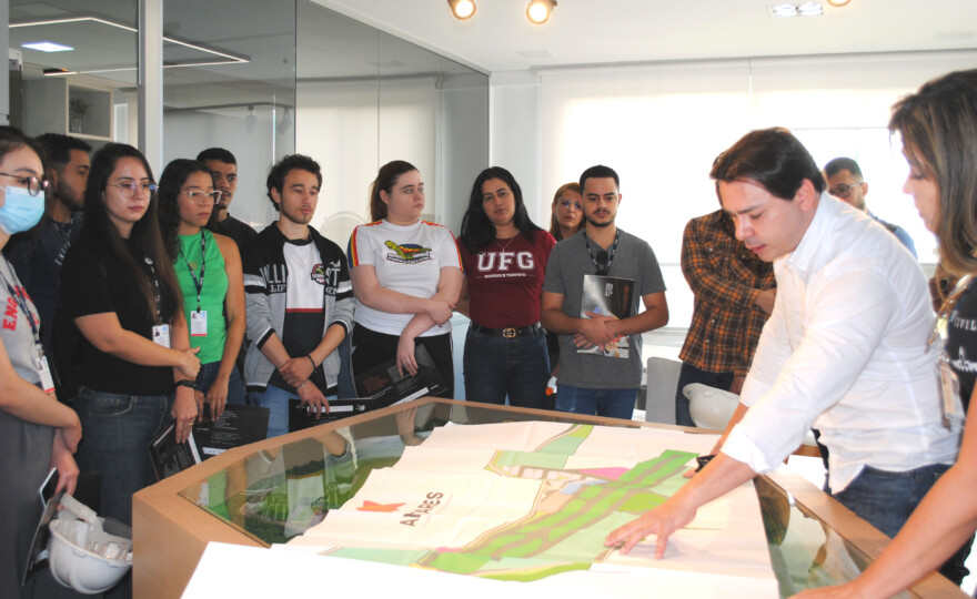 Engenheiro Breno Rojas com planta do Antares explicando aos alunos mais detalhes do projeto executivo (foto: Anderson Costa).