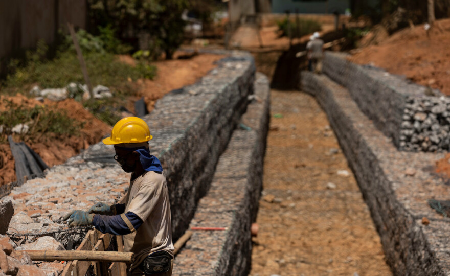 Obra de saneamento realizada em Ipatinga (MG) (foto: NITRO Historias Visuais).