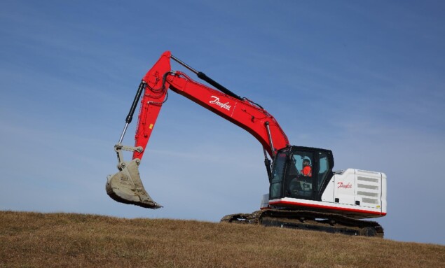 Danfoss-Excavator-On-Hill